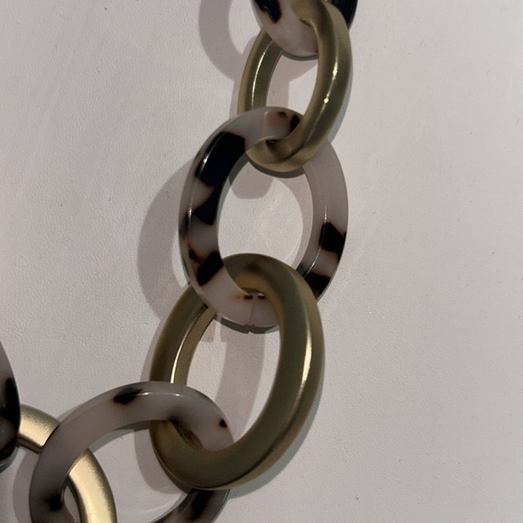 RESIN & METAL LINK NECKLACE - Picture 2 of 5